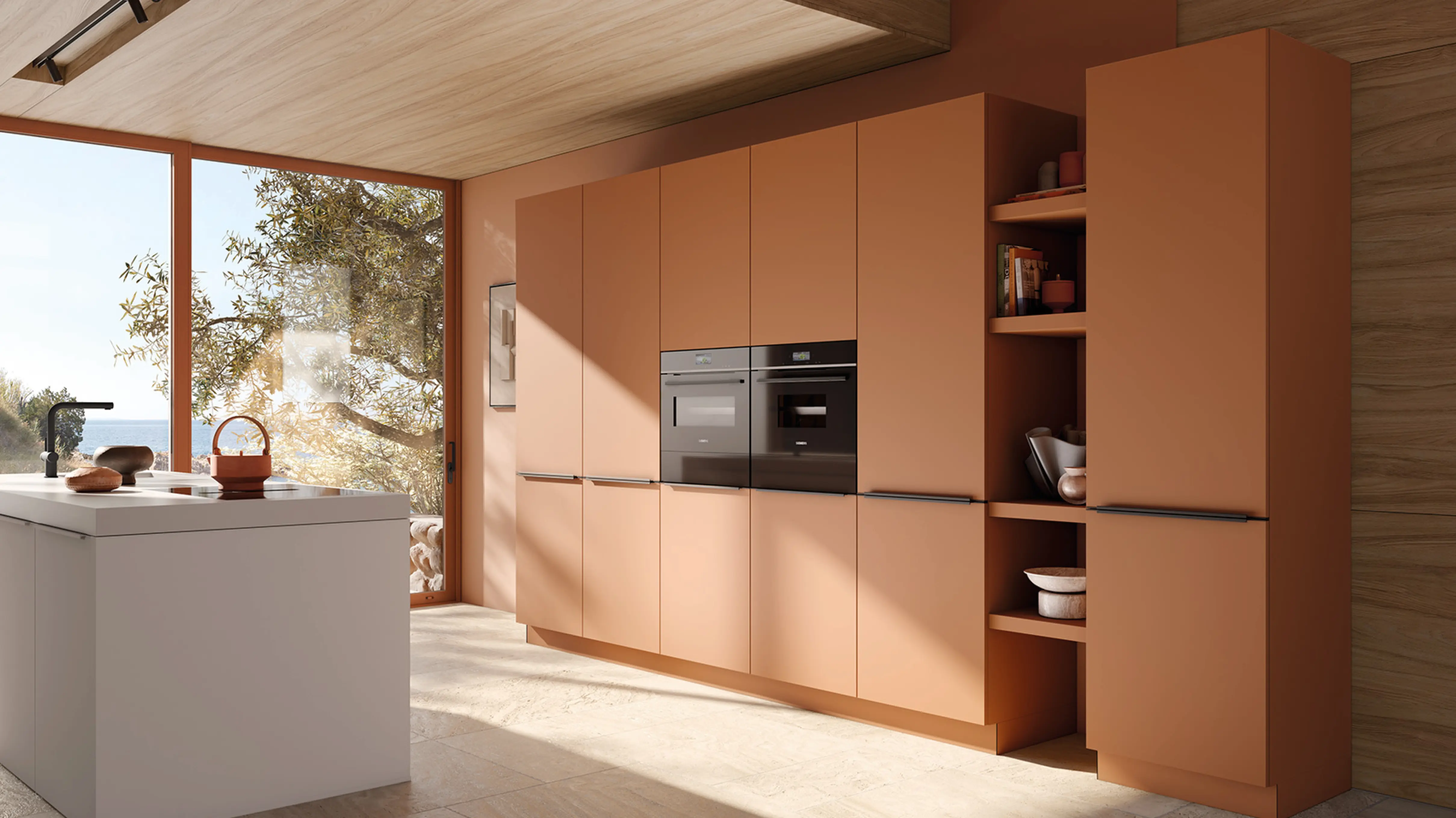 Zeitlose Küche in warmem Terrakotta-Ton mit Einbaugeräten und offenen Regalen. Stilvolle Kombination aus Holzoptik, natürlichem Licht und modernem Küchendesign mit eleganter Linienführung.